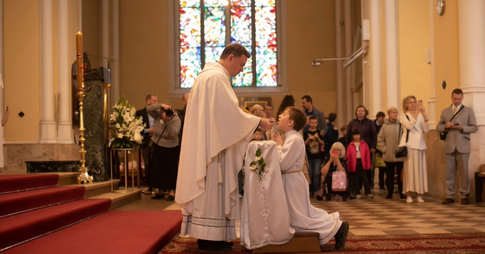 Is Kneeling for Communion a Disruption?